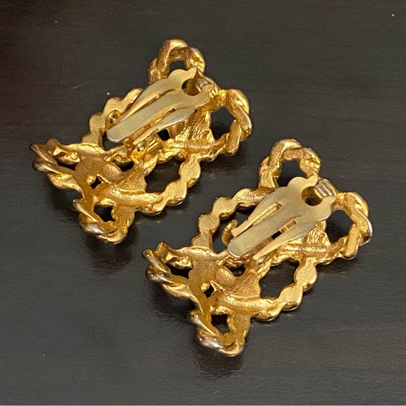 Vintage UnSigned Gold-Tone Twisted Rope Clip On Earrings - Picture 8 of 12